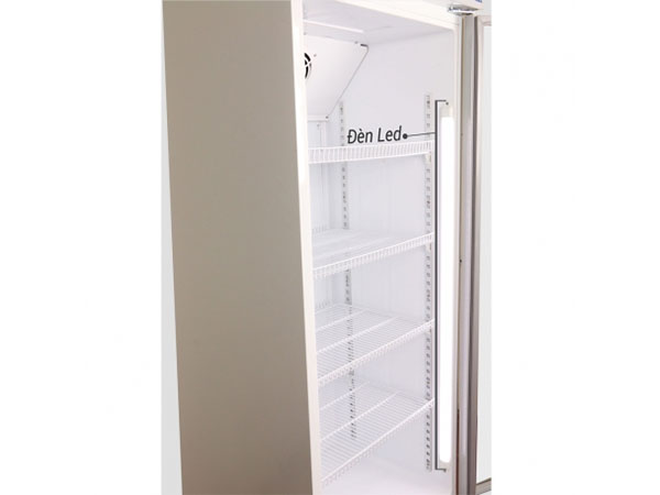 Đặc biệt, lớp cửa kính cường lực dày, độ bền cao giúp giữ nhiệt tốt, tiết kiệm điện hàng tháng. Chân tủ được thiết kế bánh xe giúp việc di chuyển tủ thuận thiện hơn.