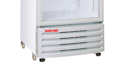 Tủ trang bị 4 bánh xe chắc chắn, và dễ dàng di chuyển.